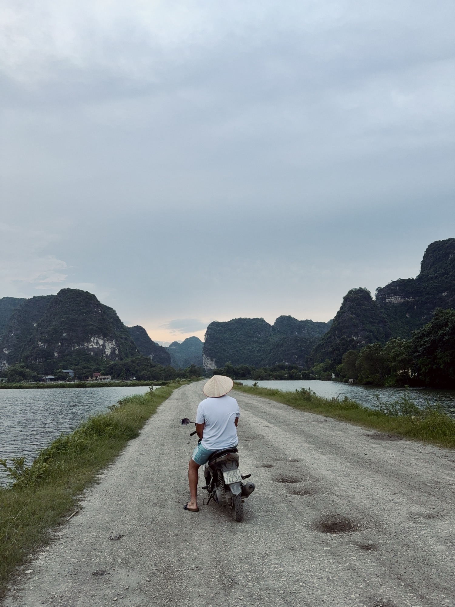 Hédi en scooter sur une digue à Ninh Binh