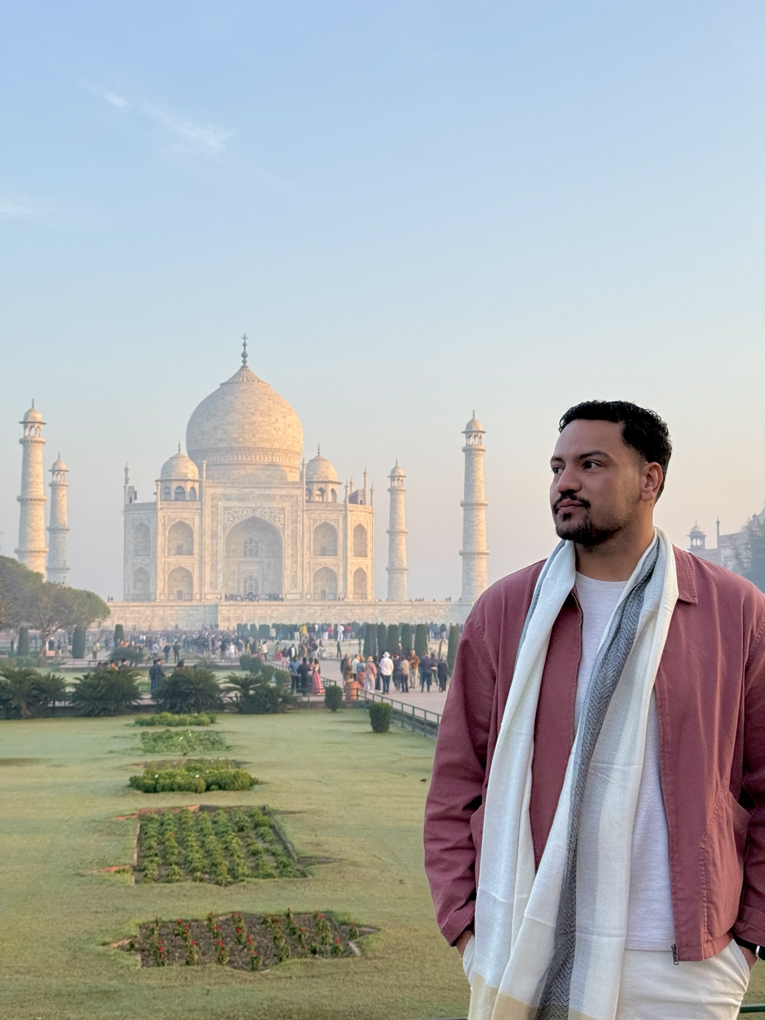 Hédi devant le Taj Mahal au lever du jour