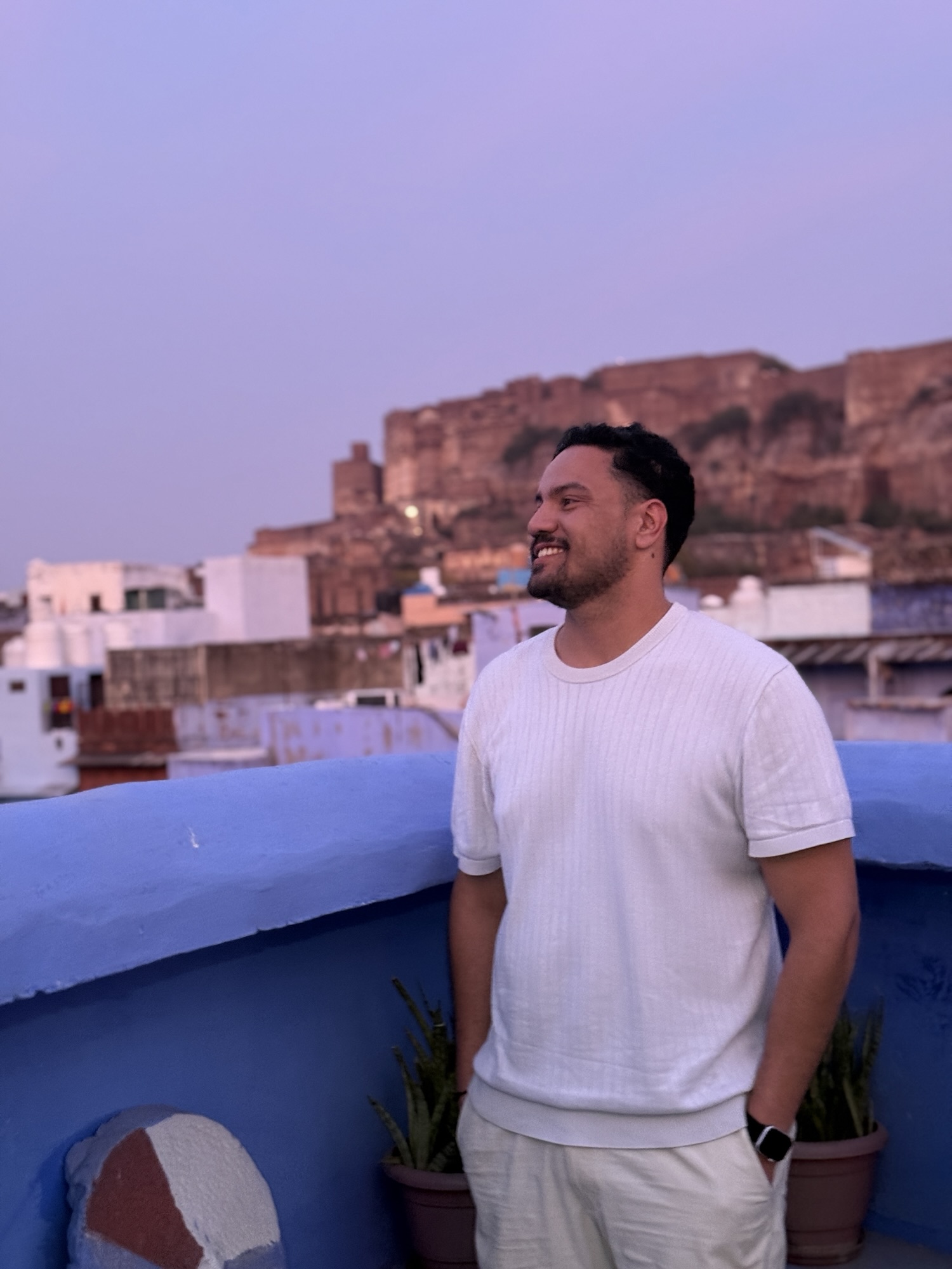 Hédi sur un toit de Jodhpur au crépuscule