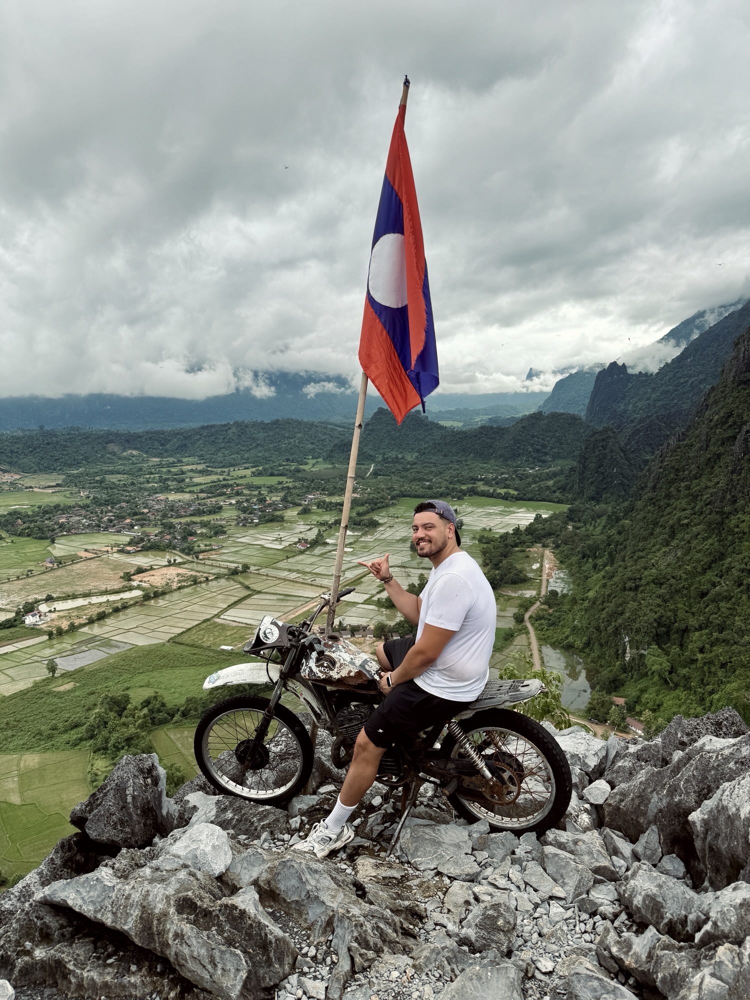 Hédi en moto au sommet d'un piton, Laos