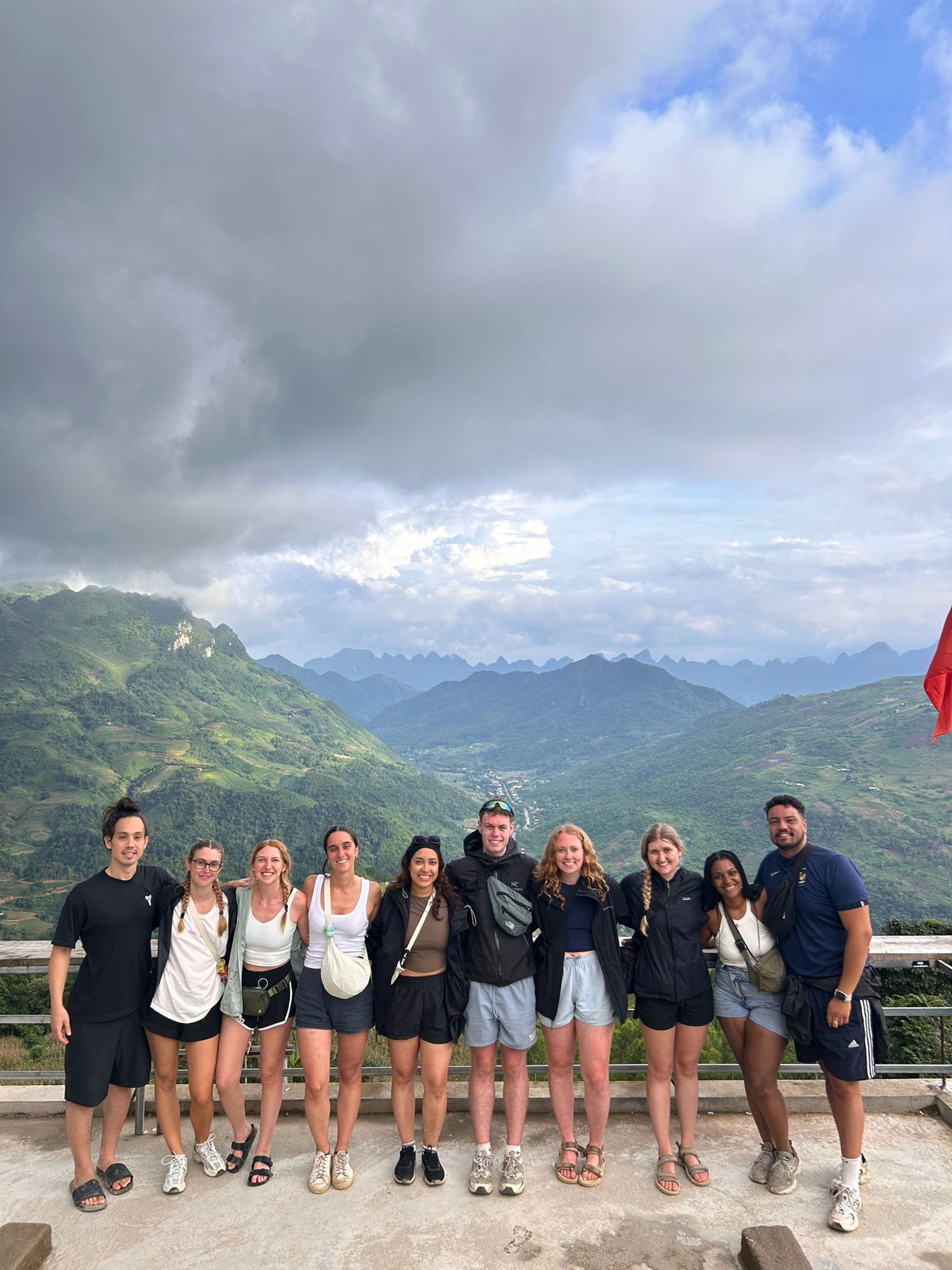 Groupe de voyageurs et easy riders réunis à la fin de la boucle de Ha Giang avec Jasmine Tours