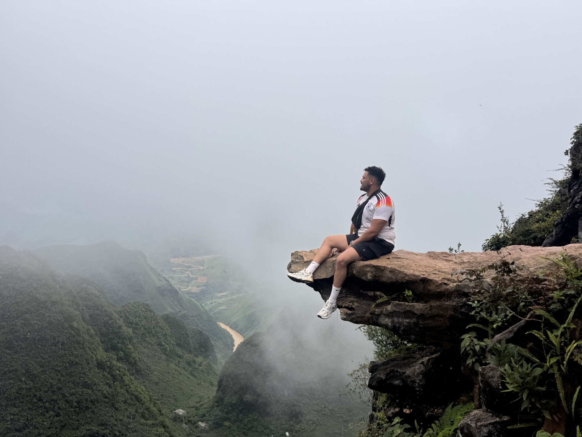 Voyageuse au-dessus des nuages sur un point de vue de la boucle de Ha Giang