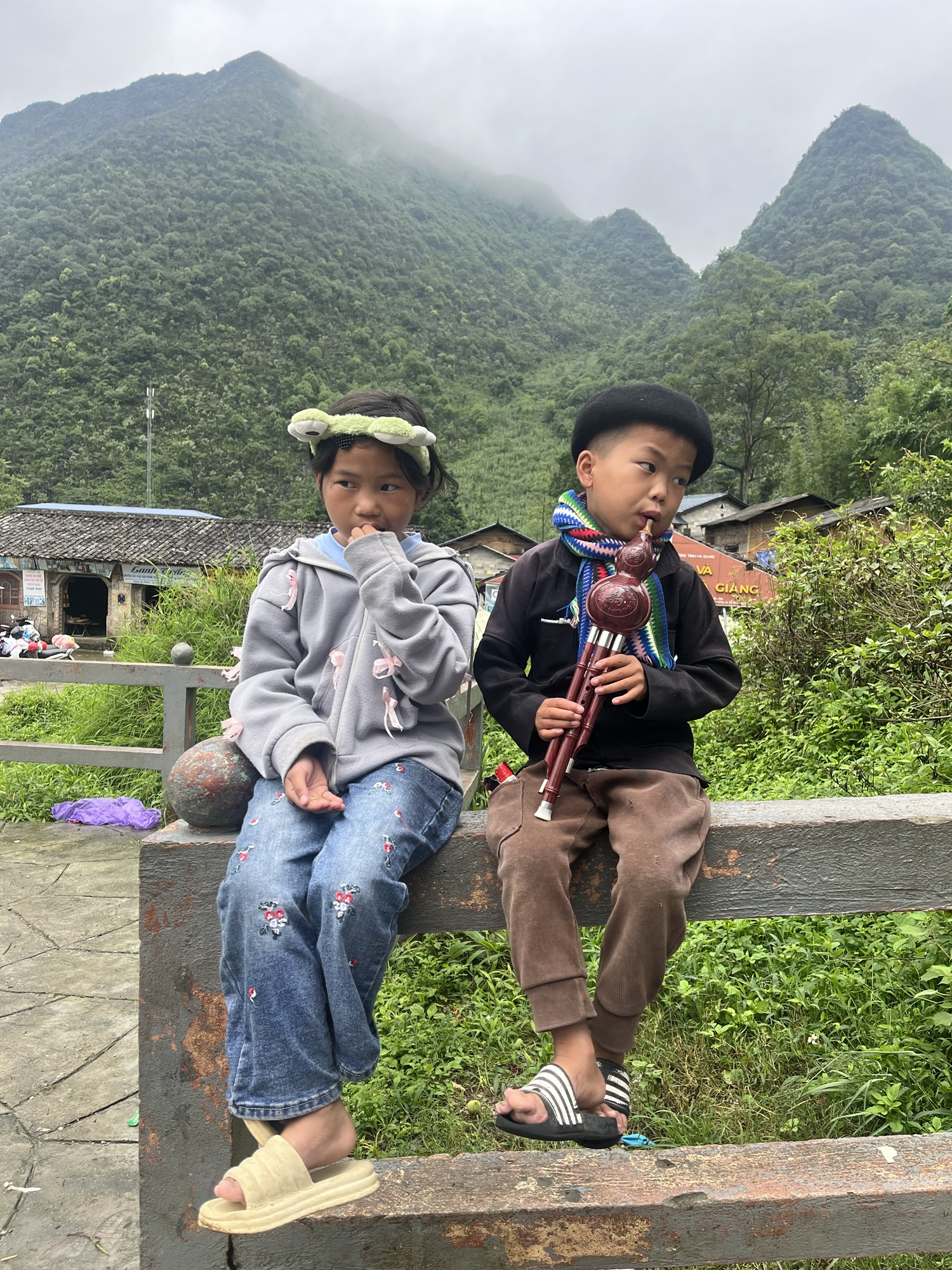 Enfants d'un village de minorité ethnique croisés sur la boucle de Ha Giang au Vietnam
