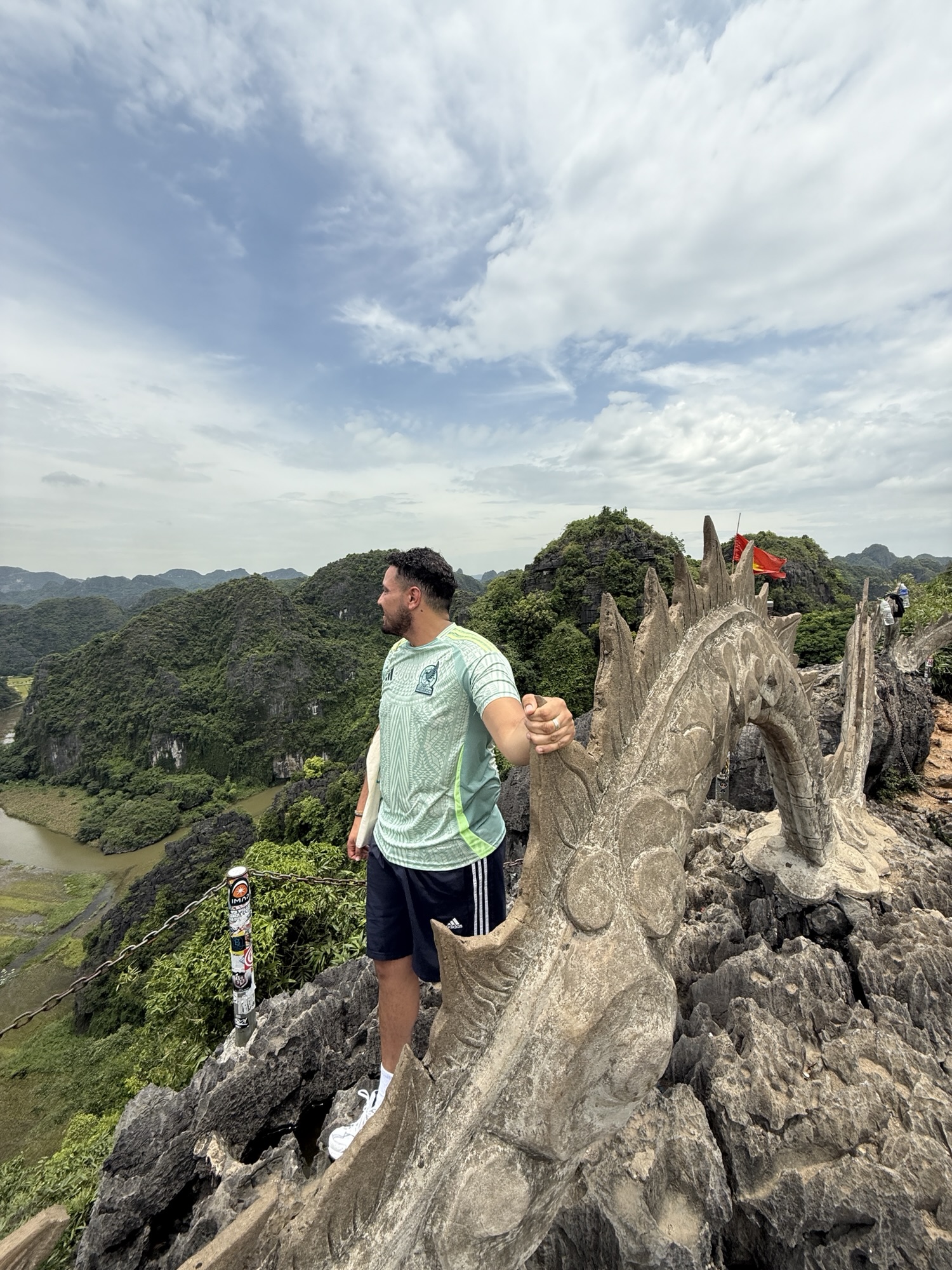 Statue de dragon en pierre au sommet du mont Ngoa Long, à Hang Mua, Ninh Binh