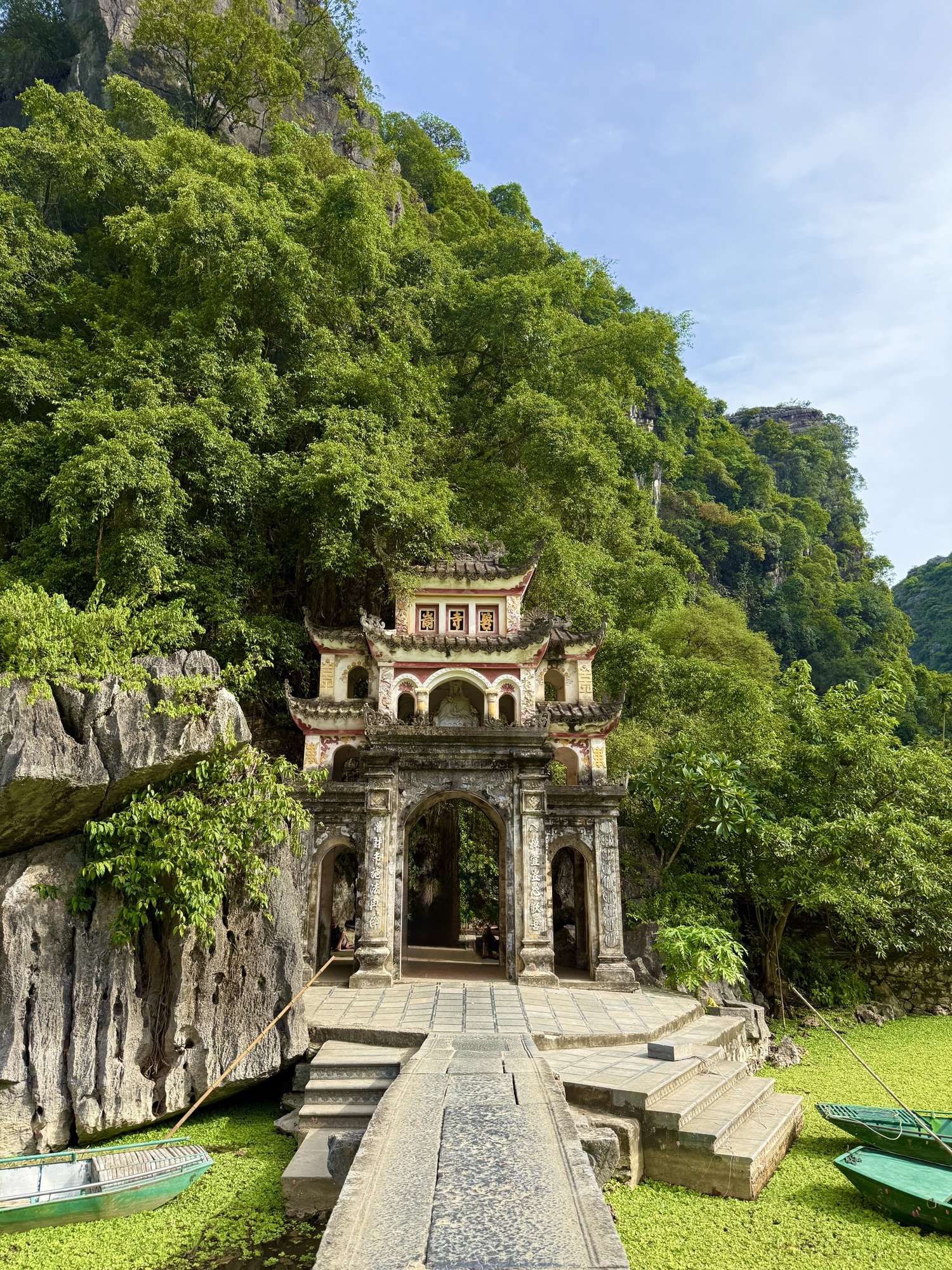 Porte de pierre ouvragée à l'entrée du parc de la pagode de Bich Dong près de Tam Coc, Ninh Binh