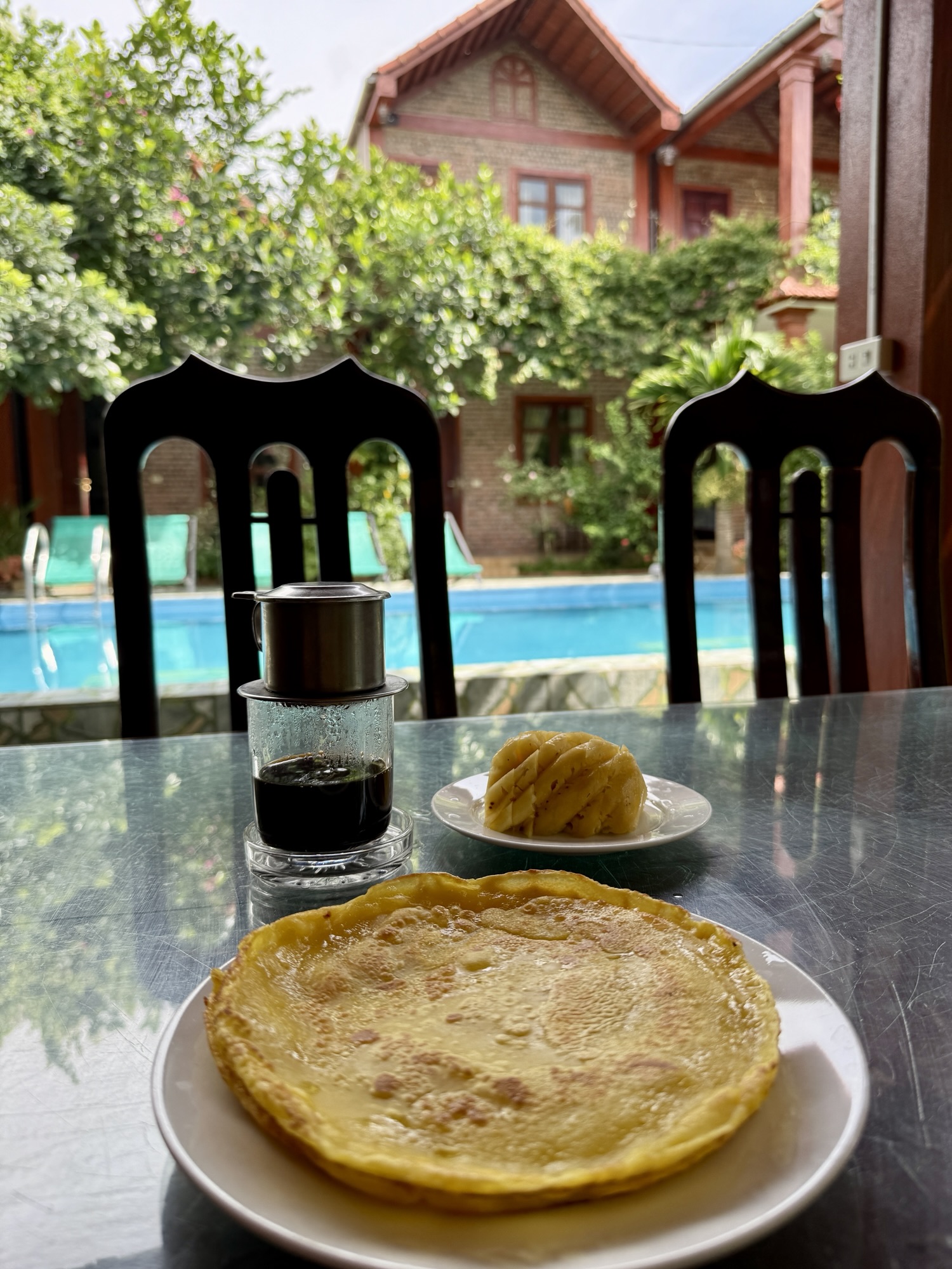 Petit-déjeuner vietnamien servi au bord de la piscine du homestay familial près de Trang An