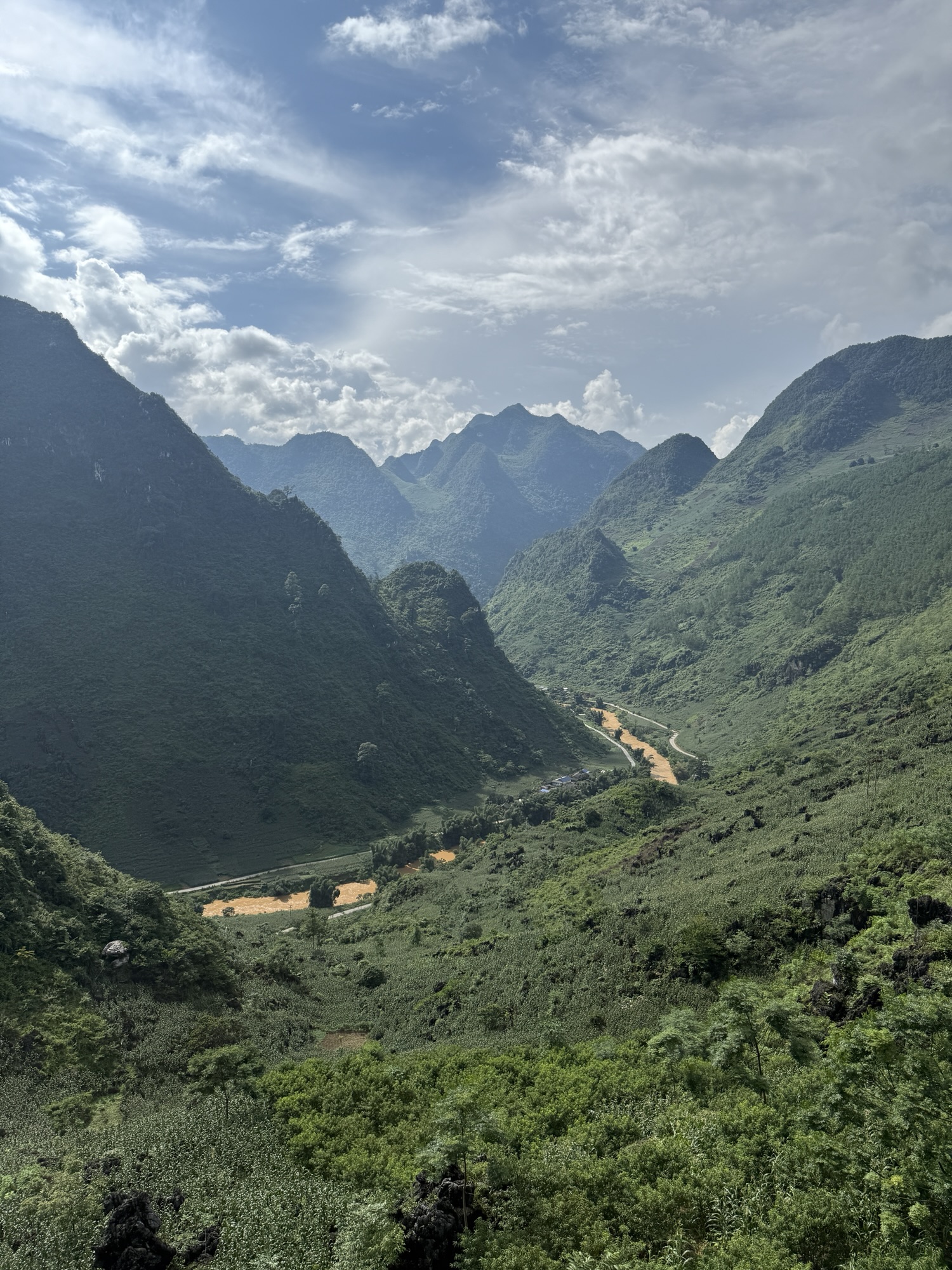 Vue sur la rivière Nho Que et les montagnes depuis la boucle de Ha Giang au nord du Vietnam