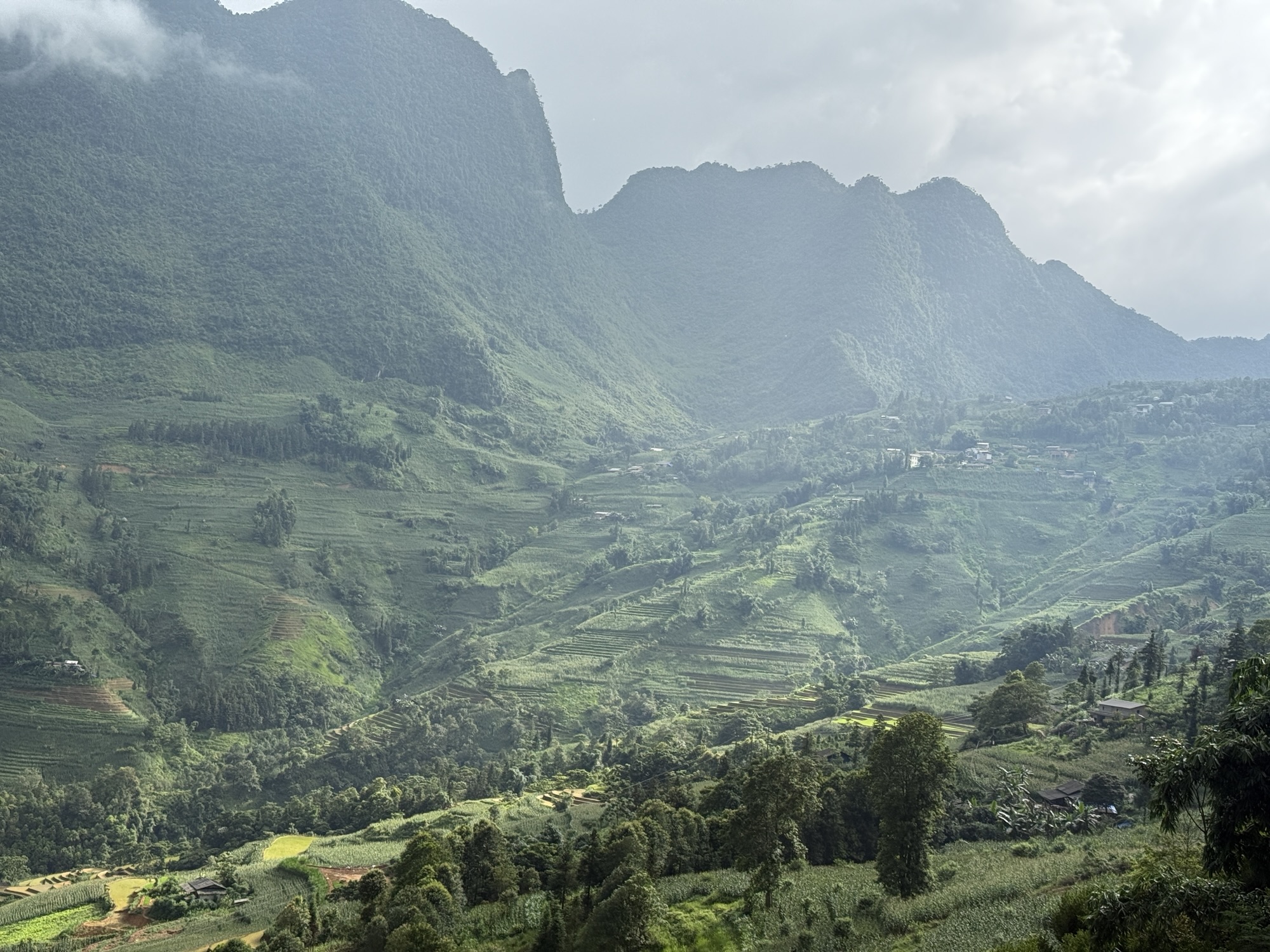 Vue sur la frontière chinoise depuis un point de vue de la boucle de Ha Giang