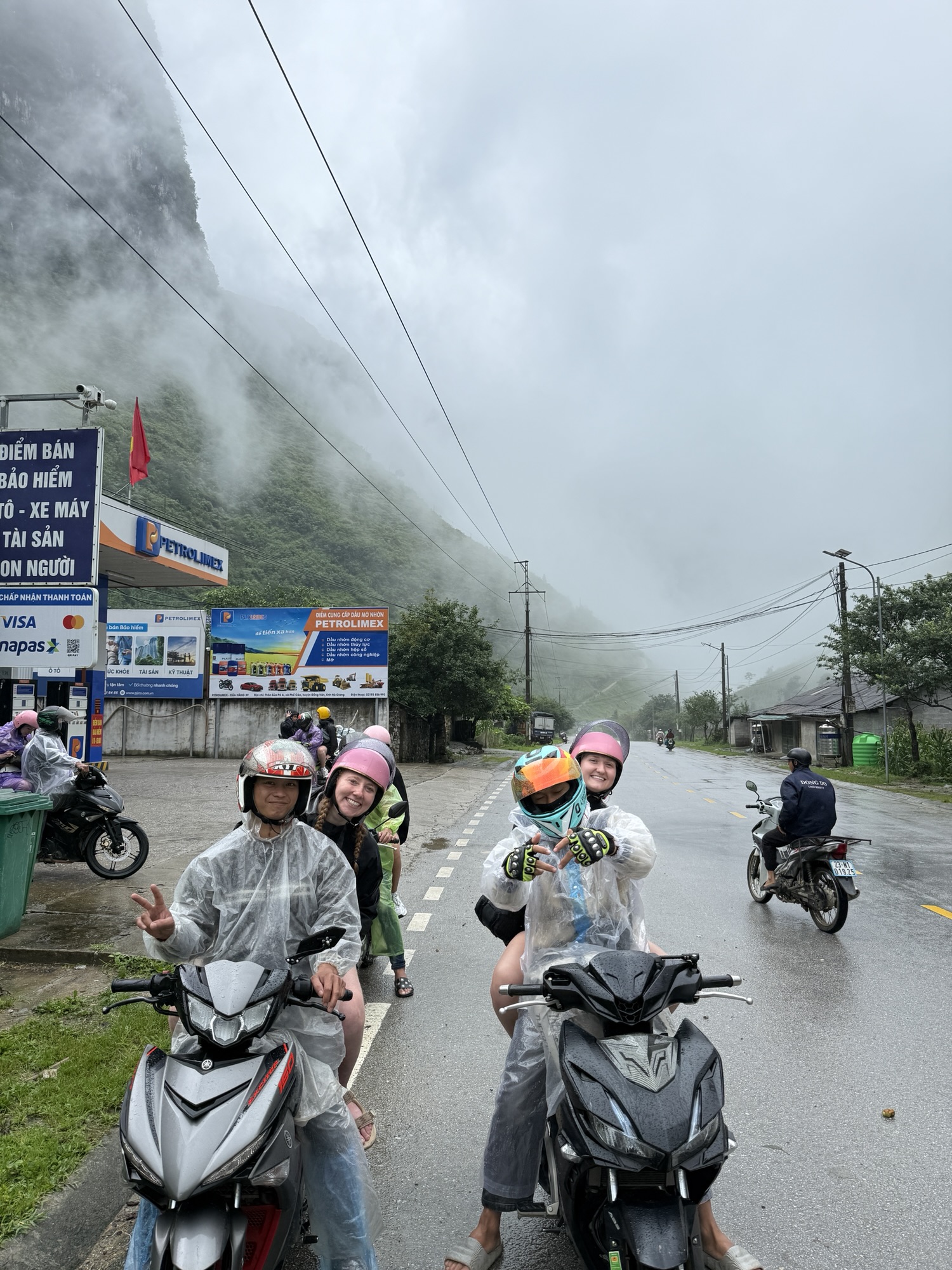 Voyageuses à l'arrière des motos de leurs easy riders sur la boucle de Ha Giang