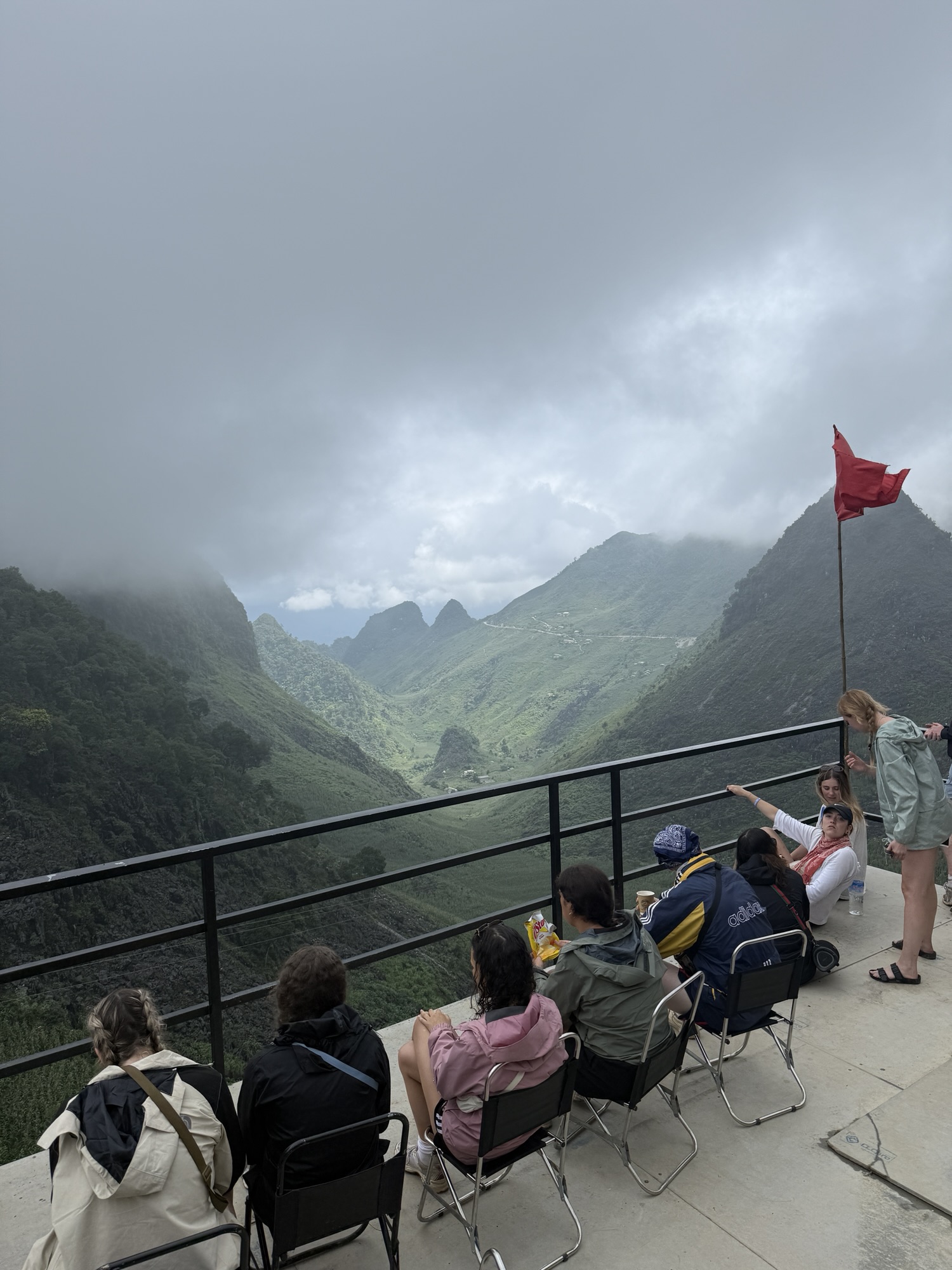 Groupe de voyageurs de Jasmine Tours à un point de vue de la boucle de Ha Giang