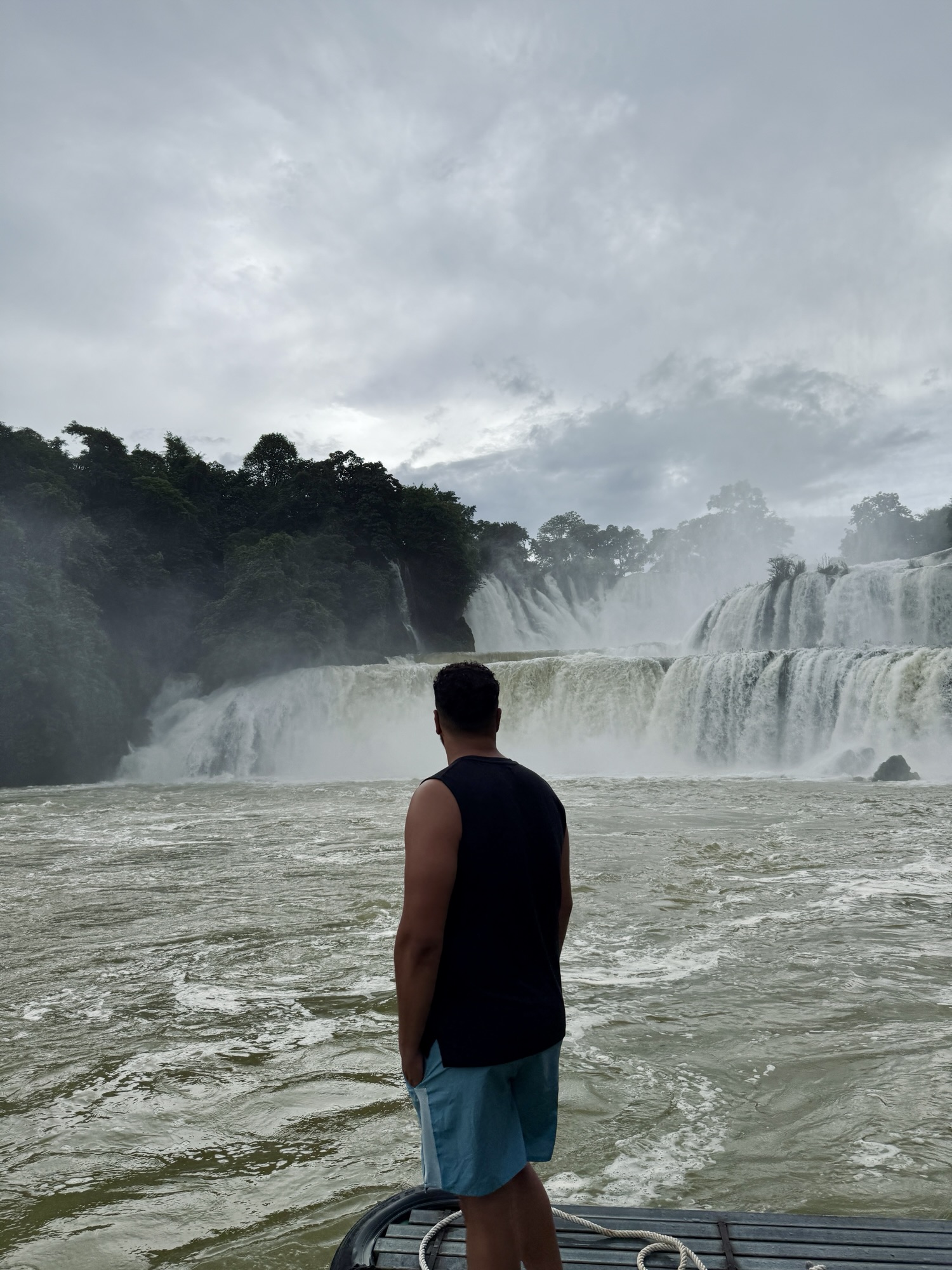 Voyageuse face à la cascade de Ban Gioc, à la frontière entre le Vietnam et la Chine