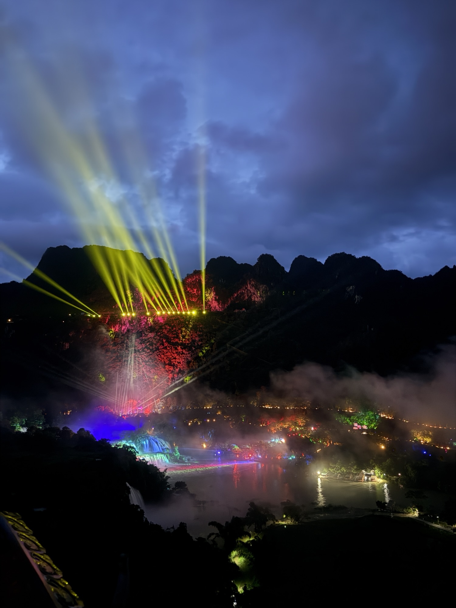 Cascade de Ban Gioc illuminée la nuit côté chinois, vue depuis le Vietnam
