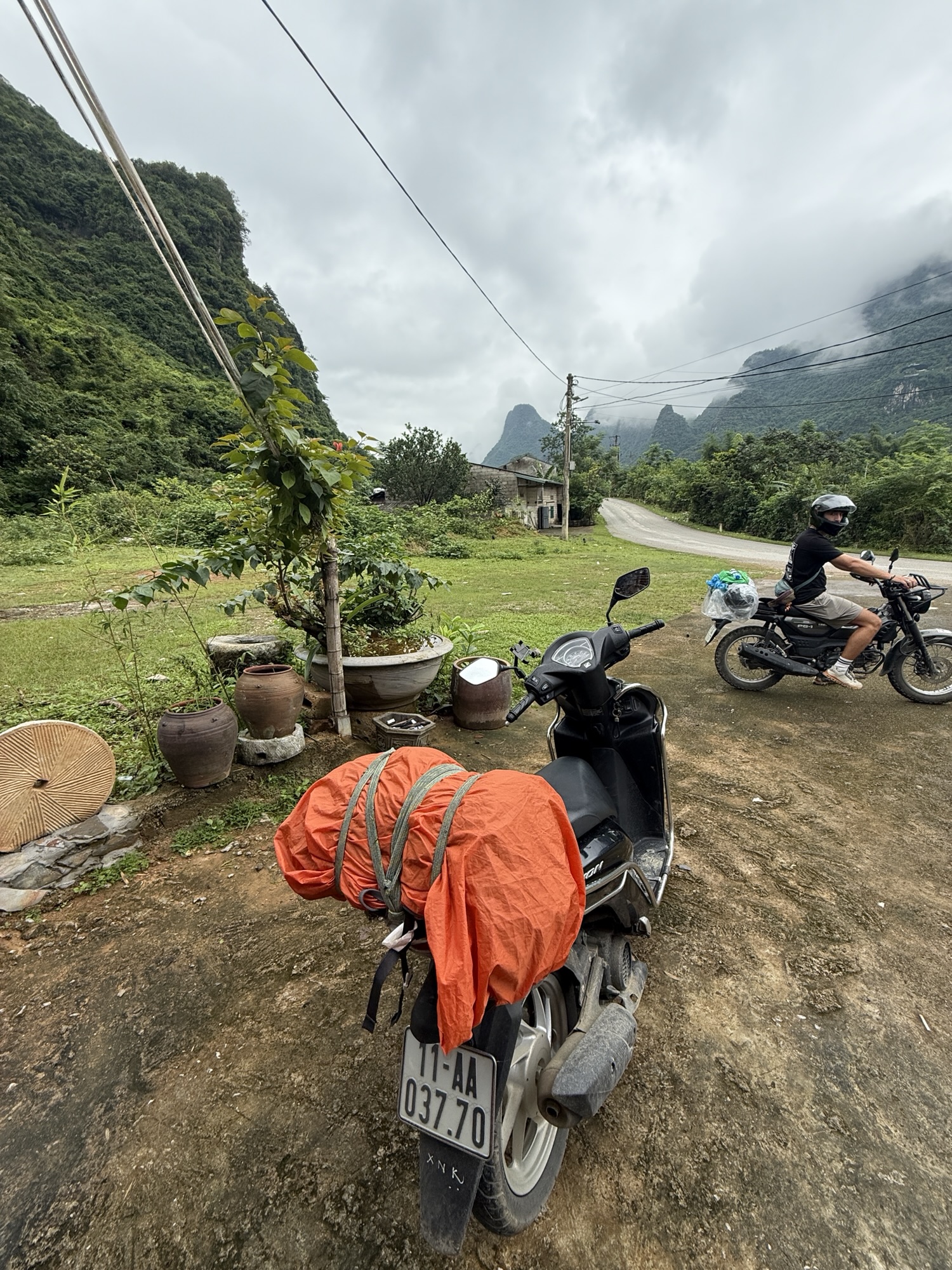 Scooter garé sur une route déserte de la boucle de Cao Bang au Vietnam