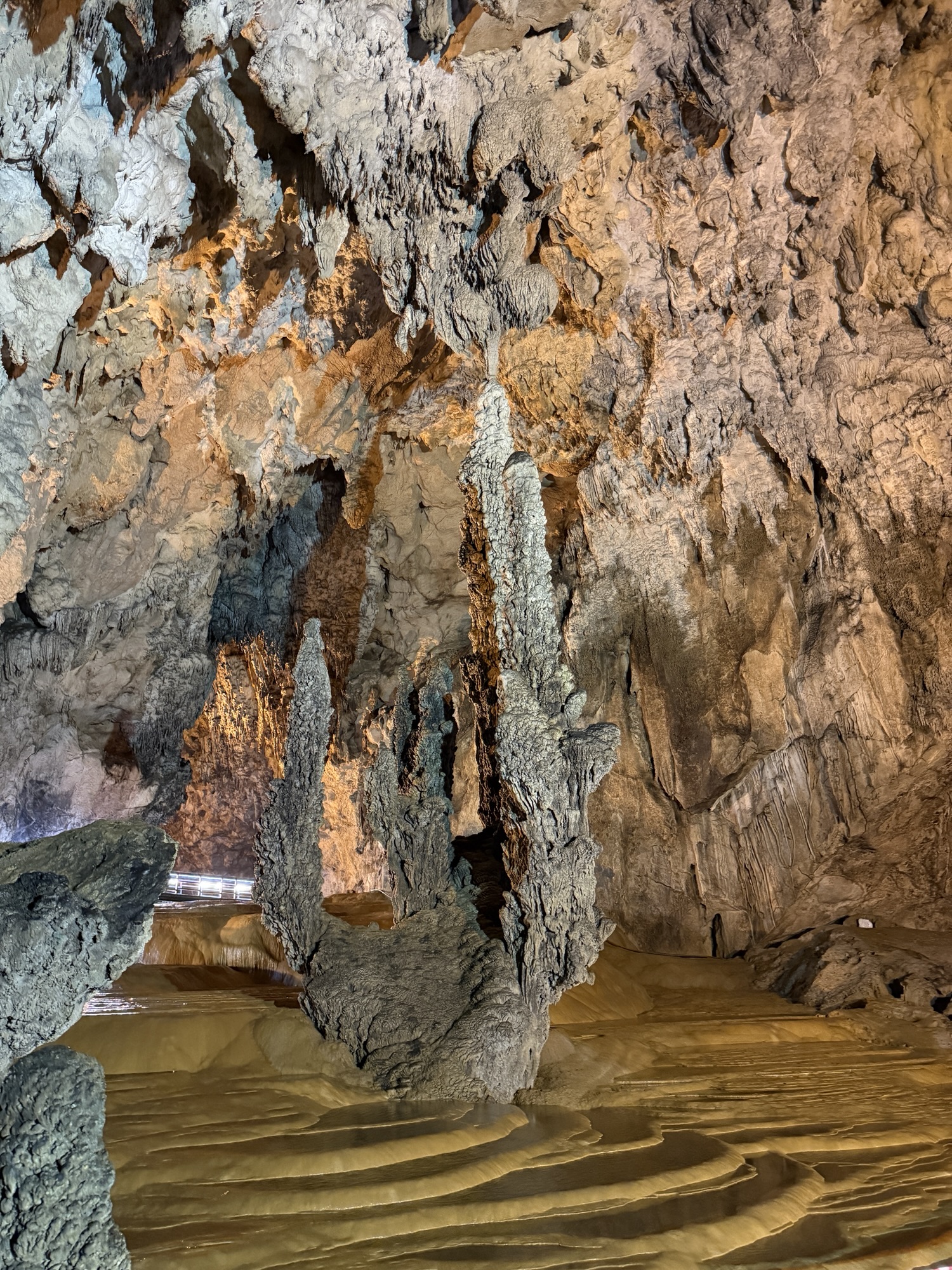 Stalactites illuminées dans la grotte de Nguom Ngao sur la boucle de Cao Bang