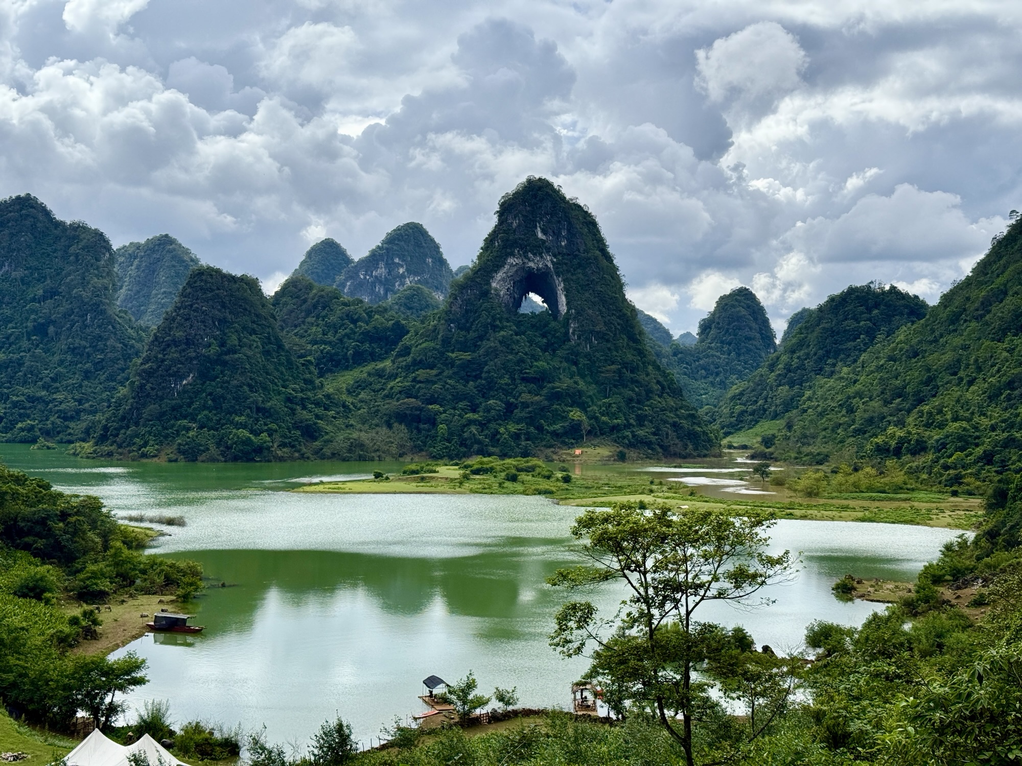 Montagne de l'Oeil de Dieu et son lac formé par la saison des pluies, Cao Bang, Vietnam