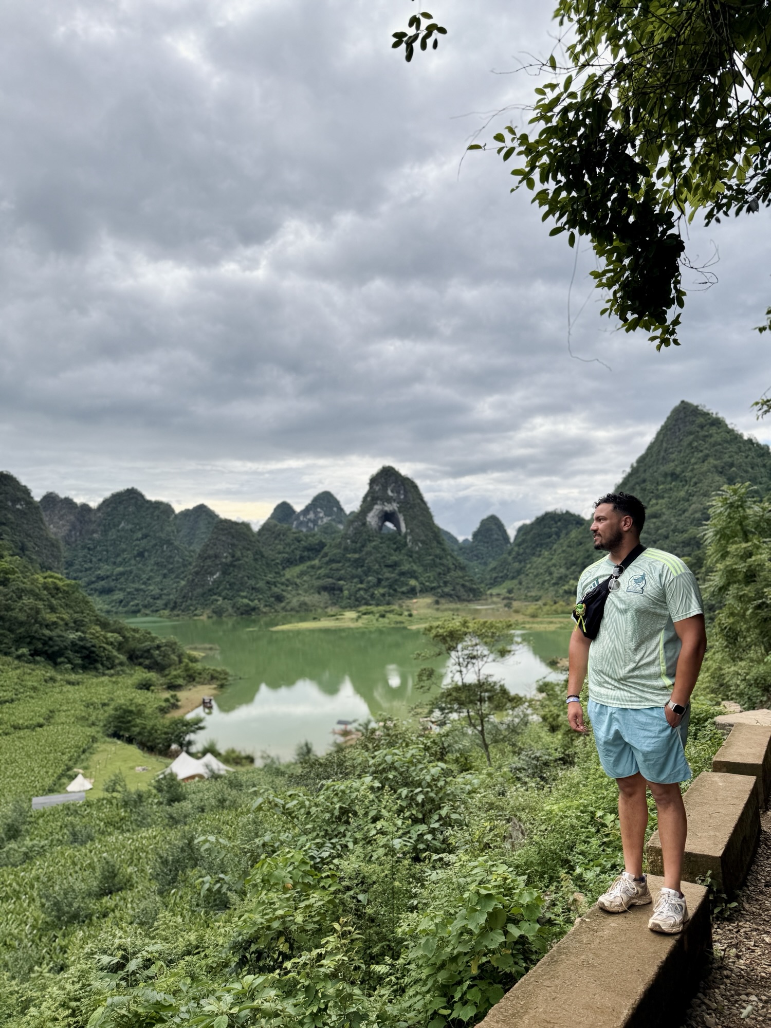 Voyageuse devant la montagne de l'Oeil de Dieu sur la boucle de Cao Bang