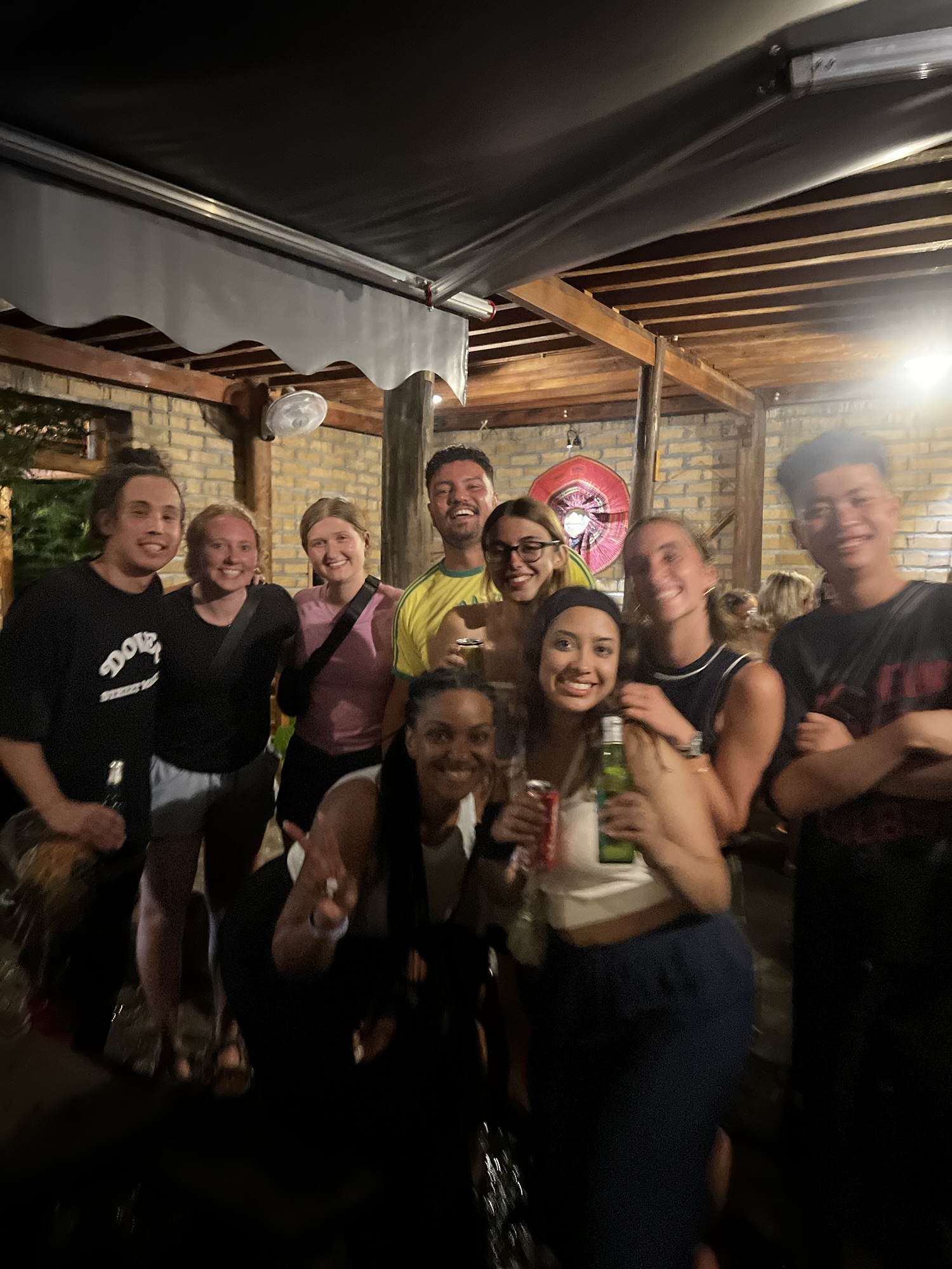 Soirée avec le groupe et les easy riders dans un homestay de la boucle de Ha Giang