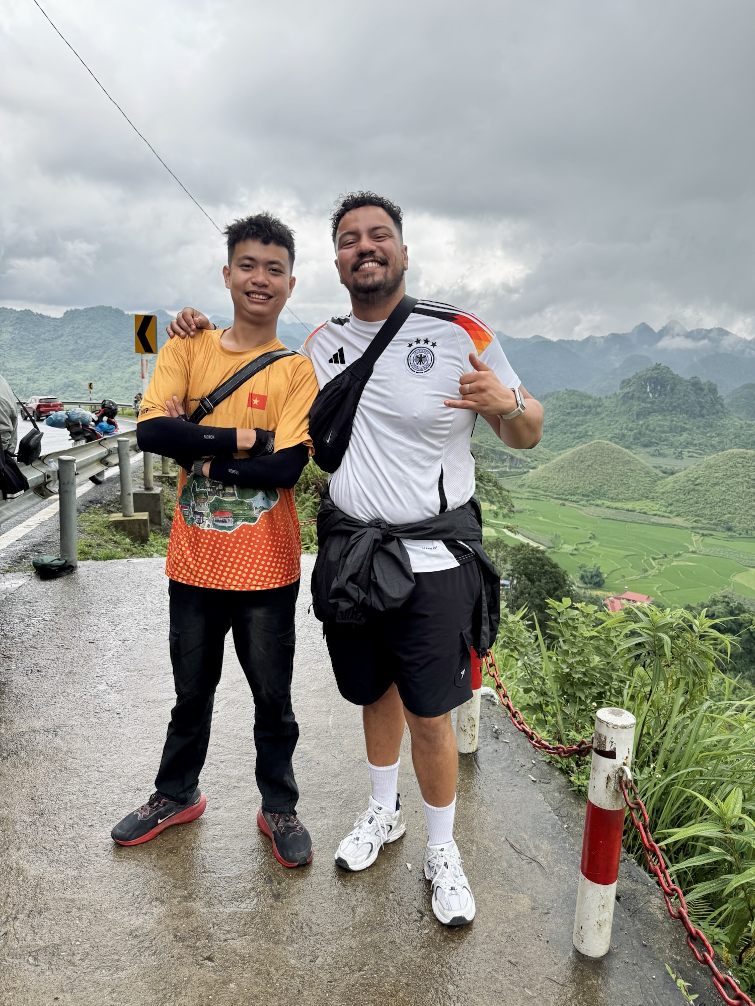 Voyageuse et son easy rider local sur la boucle de Ha Giang au Vietnam