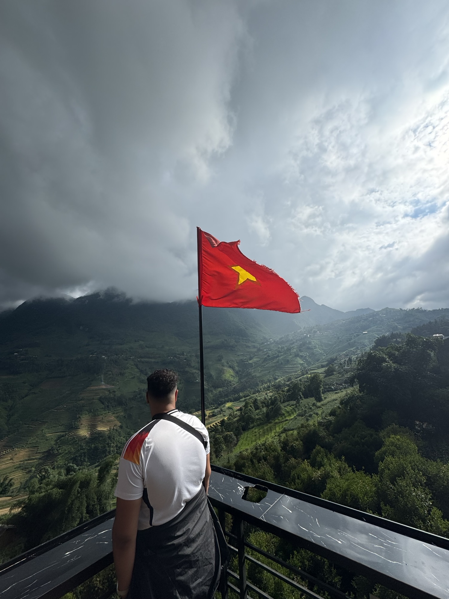 Drapeau vietnamien à la tour de Lung Cu, point le plus au nord du Vietnam sur la boucle de Ha Giang