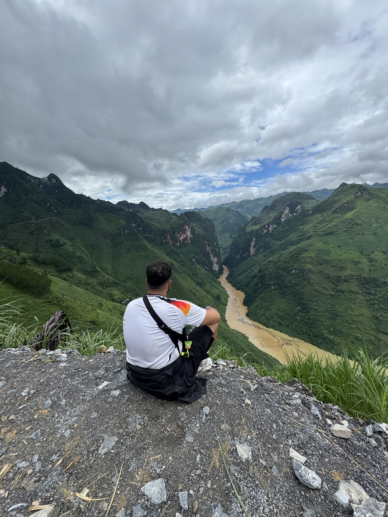 Panorama sur la rivière et les montagnes depuis un point de vue de la boucle de Ha Giang