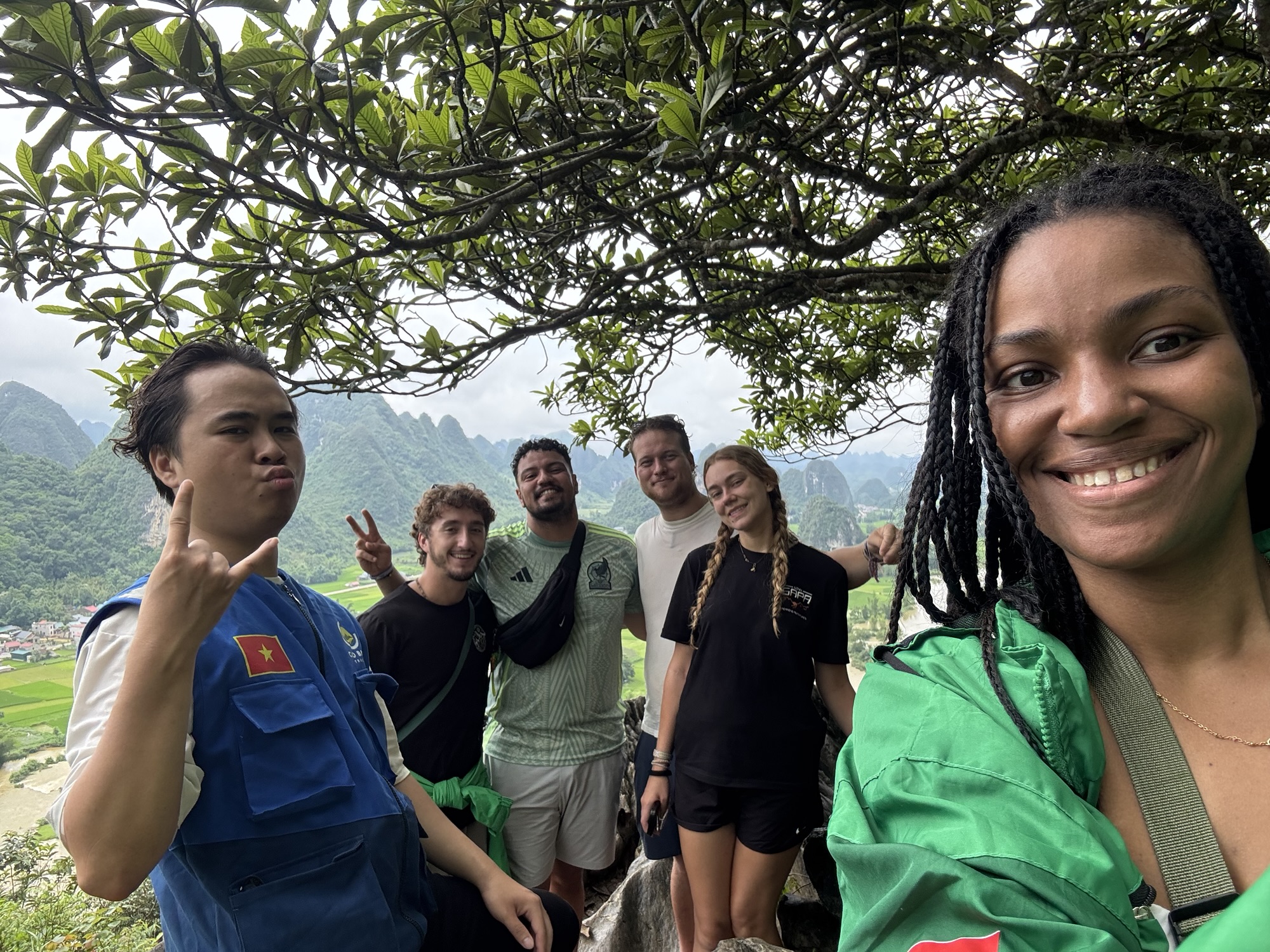 Selfie du petit groupe de voyageurs et des guides pendant la boucle de Cao Bang